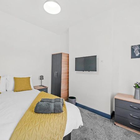 Modern Equipped 4 Bedroom House In Central Stoke-Free Parking מראה חיצוני תמונה