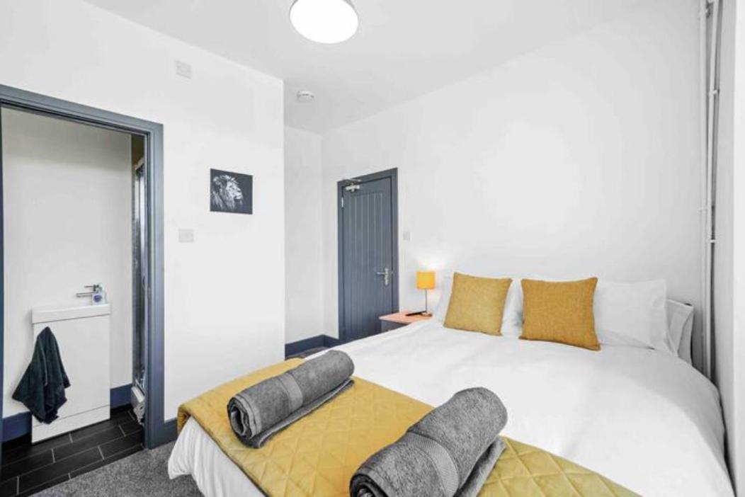 Modern Equipped 4 Bedroom House In Central Stoke-Free Parking מראה חיצוני תמונה