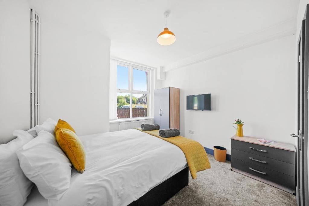 Modern Equipped 4 Bedroom House In Central Stoke-Free Parking מראה חיצוני תמונה