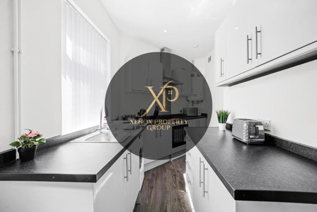 Modern Equipped 4 Bedroom House In Central Stoke-Free Parking מראה חיצוני תמונה